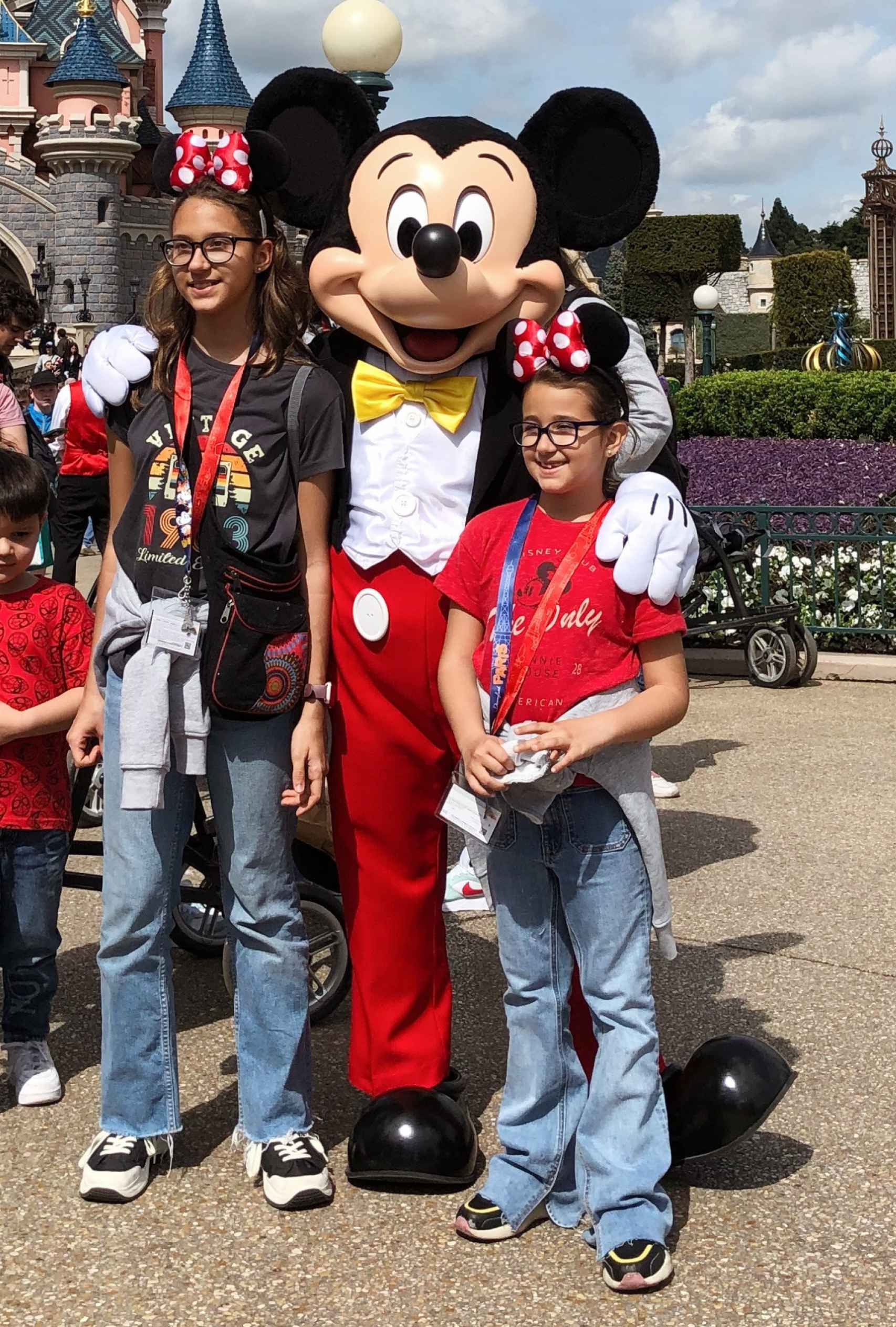 Dos de las chicas de Juegaterapia junto a Mickey Mouse en Disneyland París.