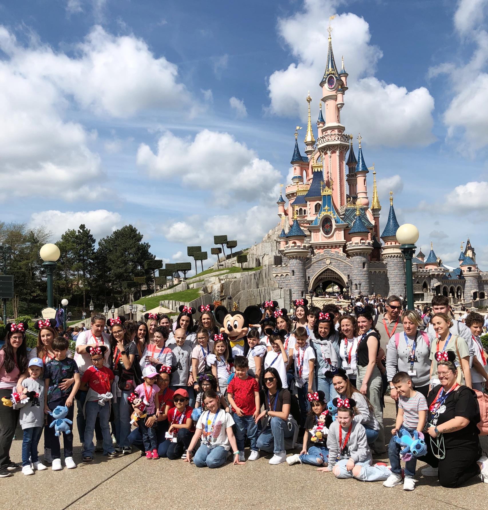 Los niños de Juegaterapia en Disneyland París.