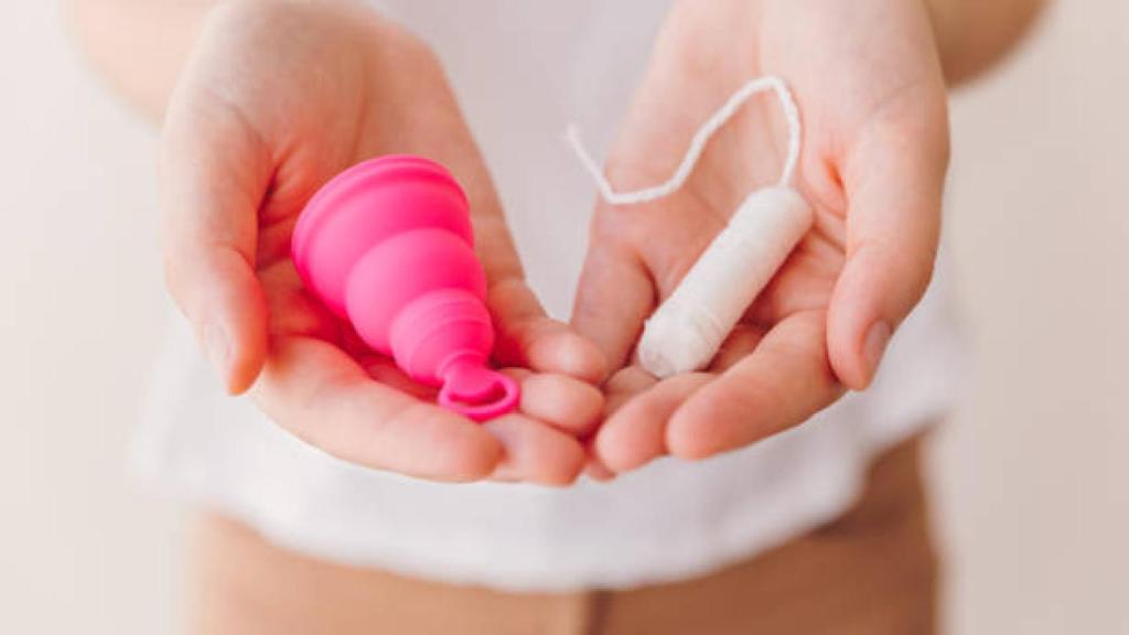 El Gobierno acordó a finales de 2022 la rebaja del IVA a los productos de higiene femenina. Fue la 'tasa morada'.