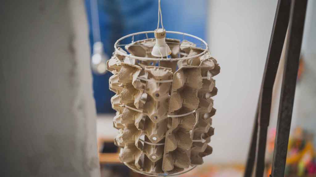 Una lámpara realizada con cartones de huevos.