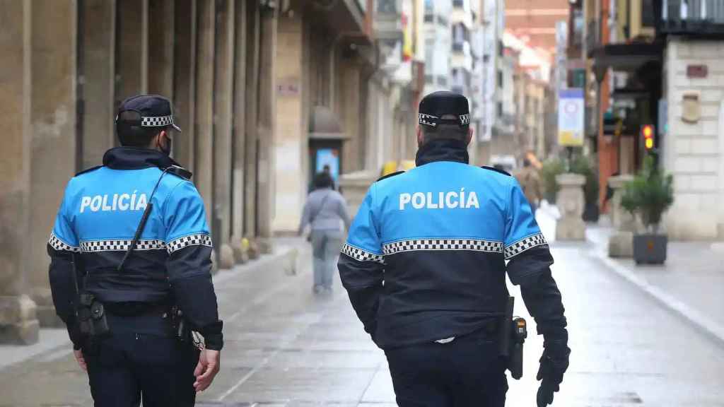 Imagen de archivo de dos policías municipales en España.
