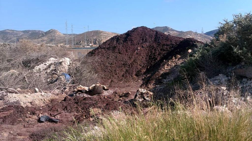 Un cúmulo de residuos en el paraje de El Hondón, Cartagena.