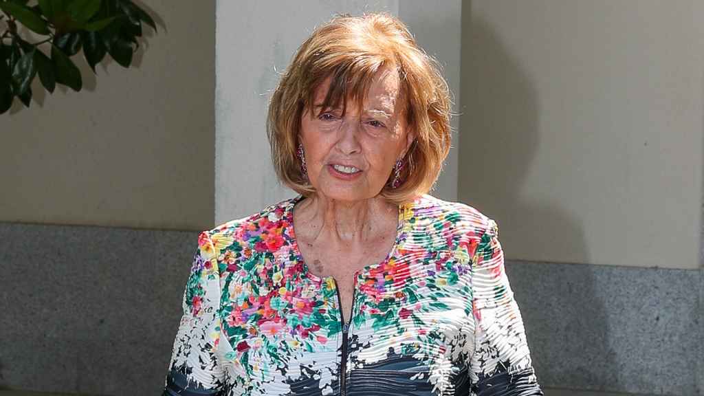María Teresa Canpos atendiendo a la prensa, a las puertas de su antigua casa, en Molino de la Hoz, en 2020.