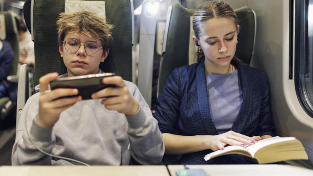 Adolescentes viajando en un tren.