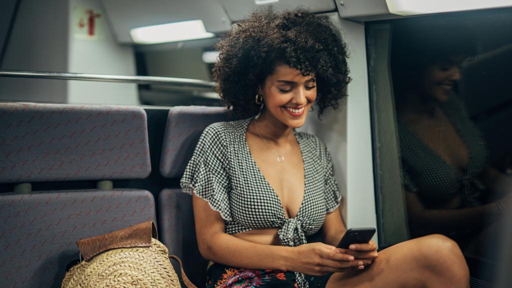 Mujer esperando en el tren.