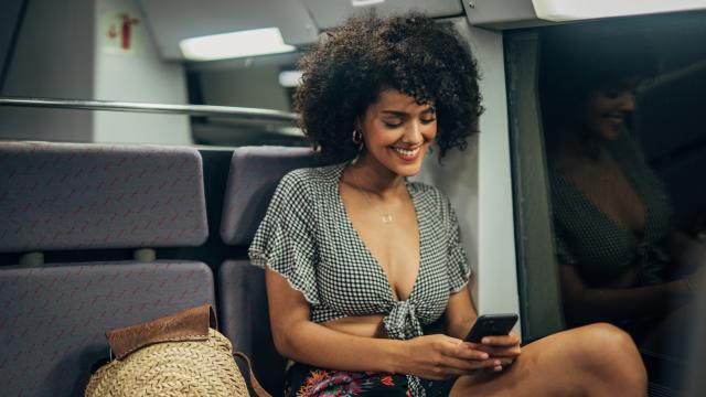 Mujer esperando en el tren.