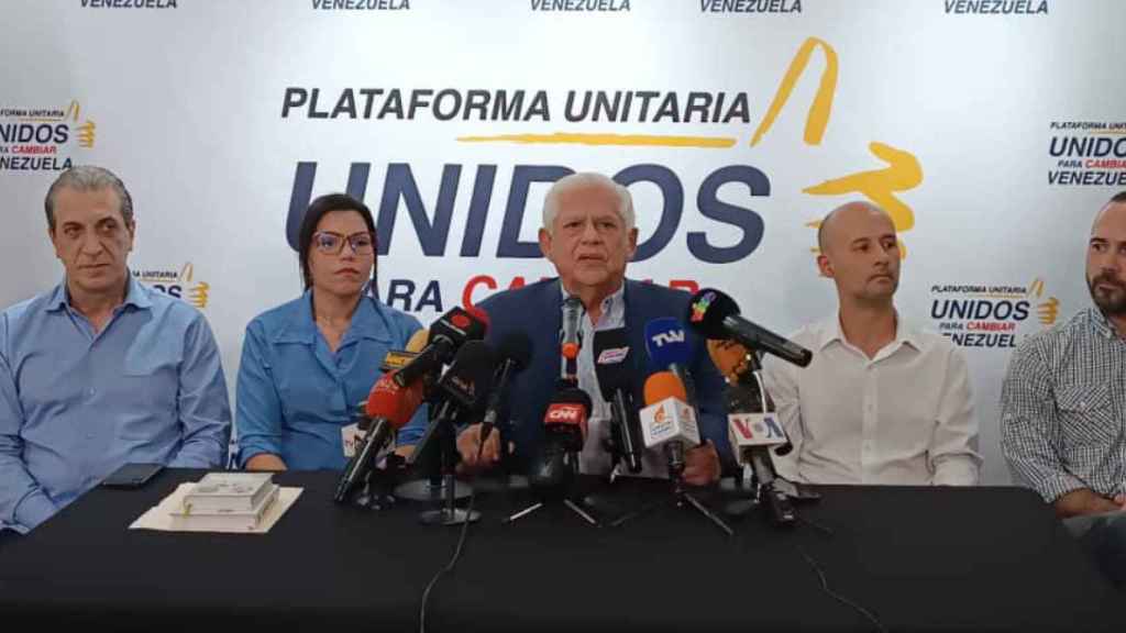 La Plataforma Unitaria, sector opositor a Maduro en Venezuela, anunciando la candidatura de González Urrutia.