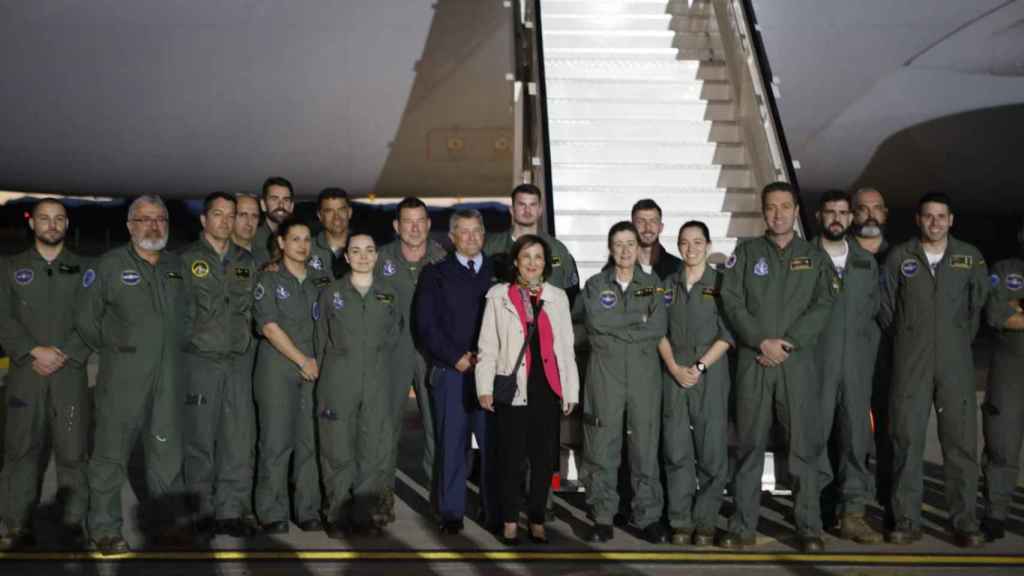 La ministra de Defensa, Margarita Robles, con Pilar Salvador a su lado y el resto del operativo a su regreso en la base militar de Torrejón de Ardoz