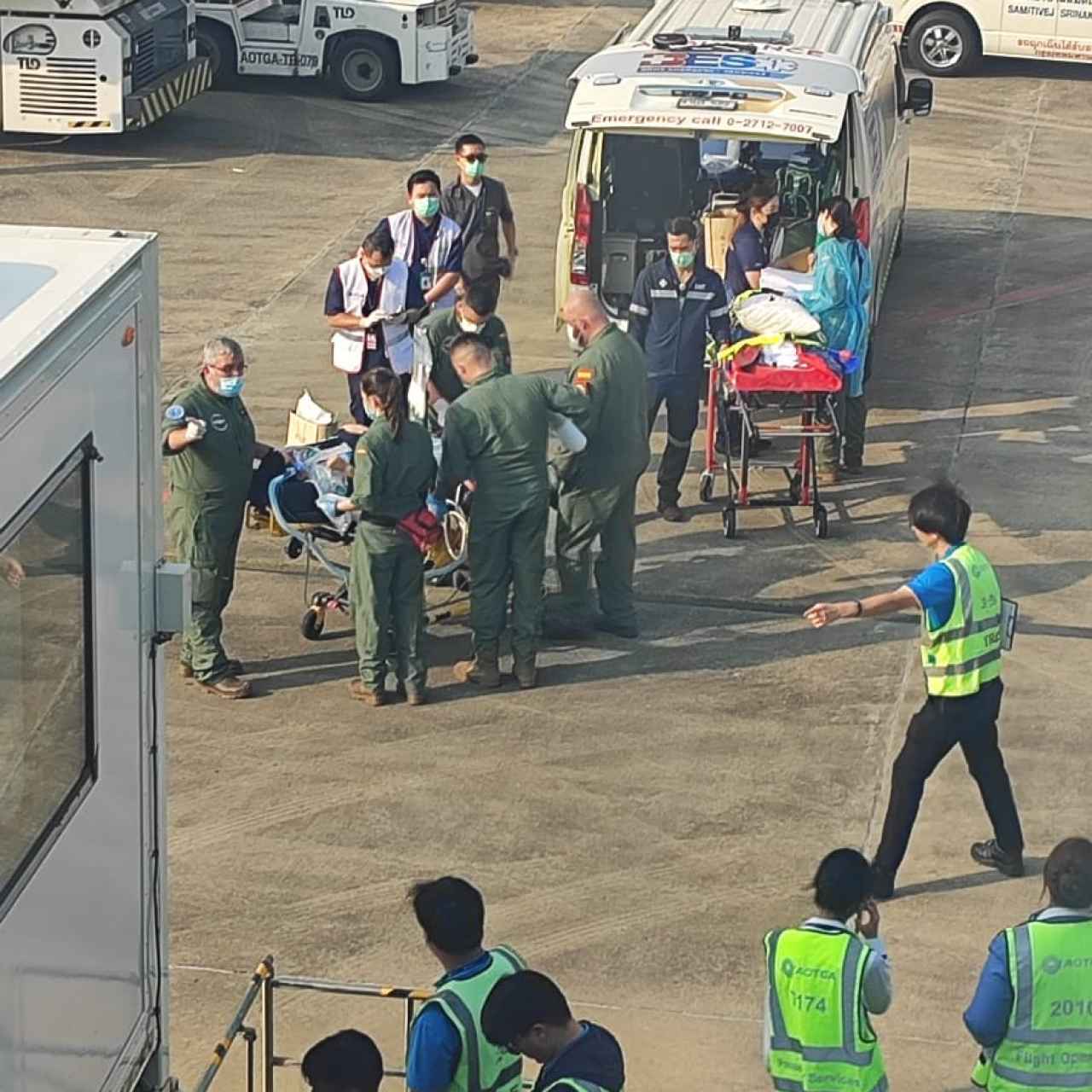 El paciente Álex García pasa del avión medicalizado a una ambulancia