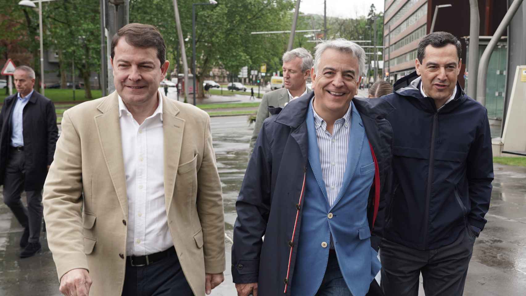El presidente de la Junta, Alfonso Fernández Mañueco, y el candidato del PP en el País Vasco, Javier de Andrés, en un acto de campaña.