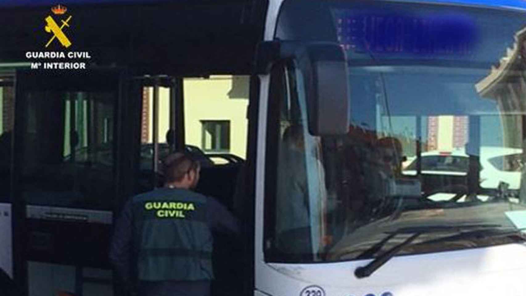 Un guardia civil junto a un autobús en Arroyo