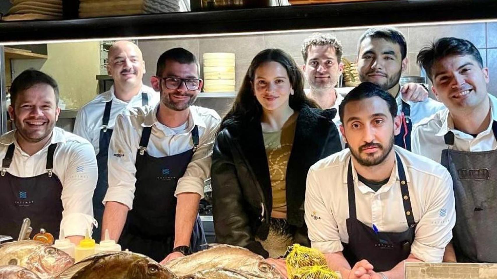 Rosalía con el equipo del restaurante en el que ha cenado este fin de semana.