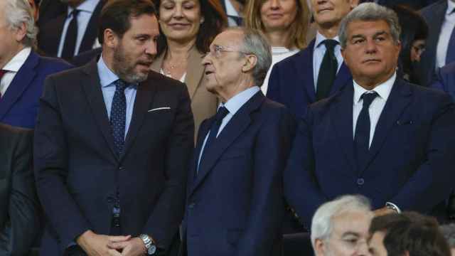 Los presidentes del Real Madrid, Florentino Pérez (c), y del FC Barcelona, Joan Laporta (d), junto al ministro de Transportes y Movilidad Sostenible, Óscar Puente (i), durante el partido.
