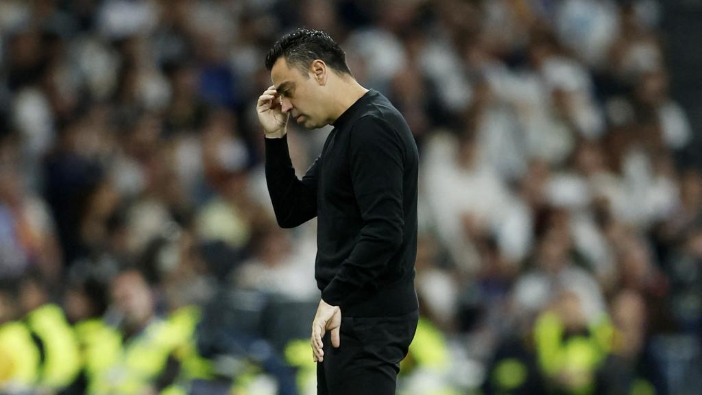 Xavi, pensativo durante El Clásico.