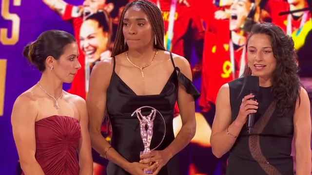 Aitana Bonmatí, Salma Paralluelo e Ivana Andrés, recogen el premio.