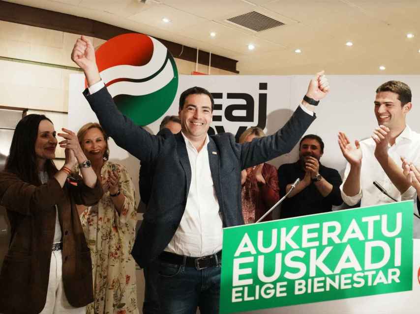 El candidato del PNV a lehendakari, Imanol Pradales, tras finalizar la jornada electoral en el País Vasco.