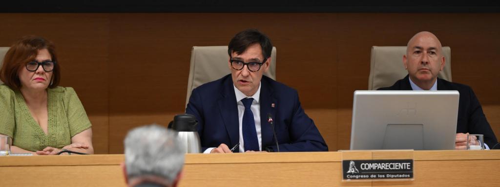 El exministro de Sanidad Salvador Illa (c) comparece en la comisión del Congreso.
