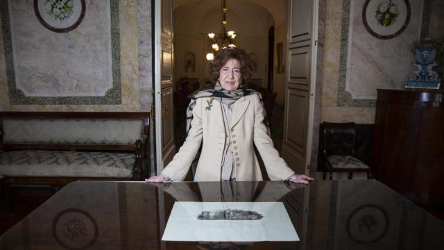 Carmen Iglesias con la sala de juntas de la Real Academia de la Historia a su espalda.