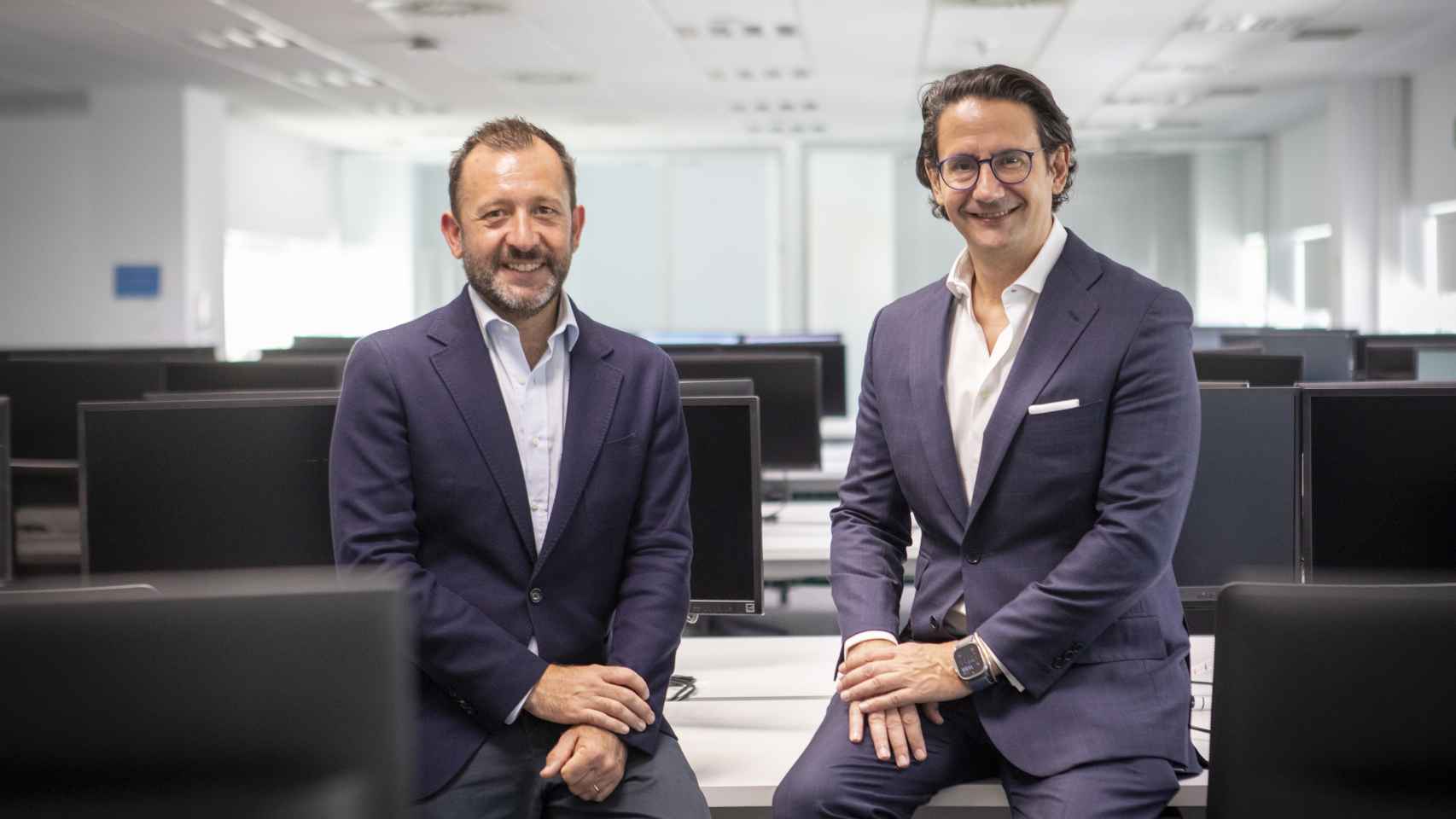 A la izquierda, el CEO de Emergya, Víctor Fernández, y a la derecha, el CEO de Ayesa, José Luis Manzanares.