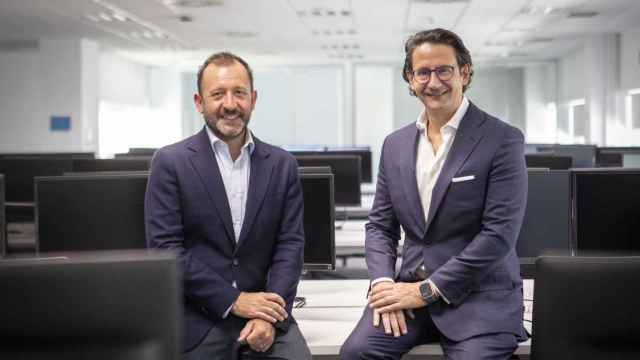 A la izquierda, el CEO de Emergya, Víctor Fernández, y a la derecha, el CEO de Ayesa, José Luis Manzanares.