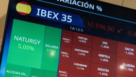 Una pantalla del Palacio de la Bolsa de Madrid muestra la cotización de varias compañías.