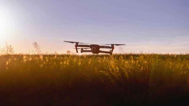 Un dron sobrevuela el campo.