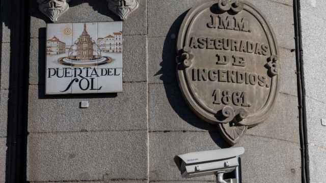 Cámara de vigilancia instalada en las inmediaciones de la Puerta del Sol, en Madrid (España).