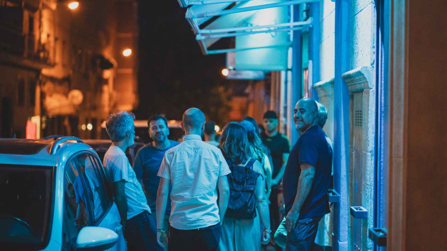 Un grupo de personas, en la puerta en un local nocturno de Usera.