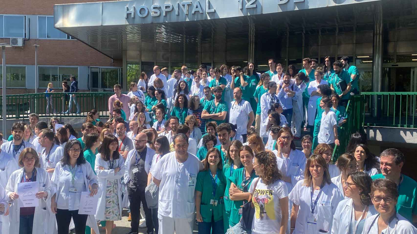 Los médicos y facultativos especialistas no fijos del hospital 12 de octubre se manifiestan contra los procesos de “desestabilización” de la comunidad de Madrid, planteados para los próximos meses.