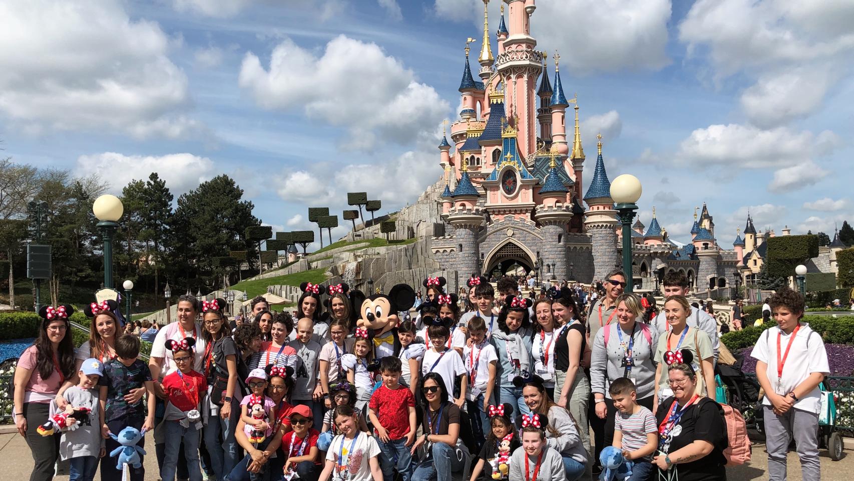 Los niños de Juegaterapia junto a sus familias en Disneyland París.
