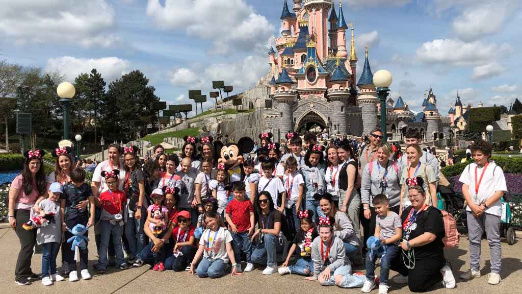 Los niños de Juegaterapia junto a sus familias en Disneyland París.