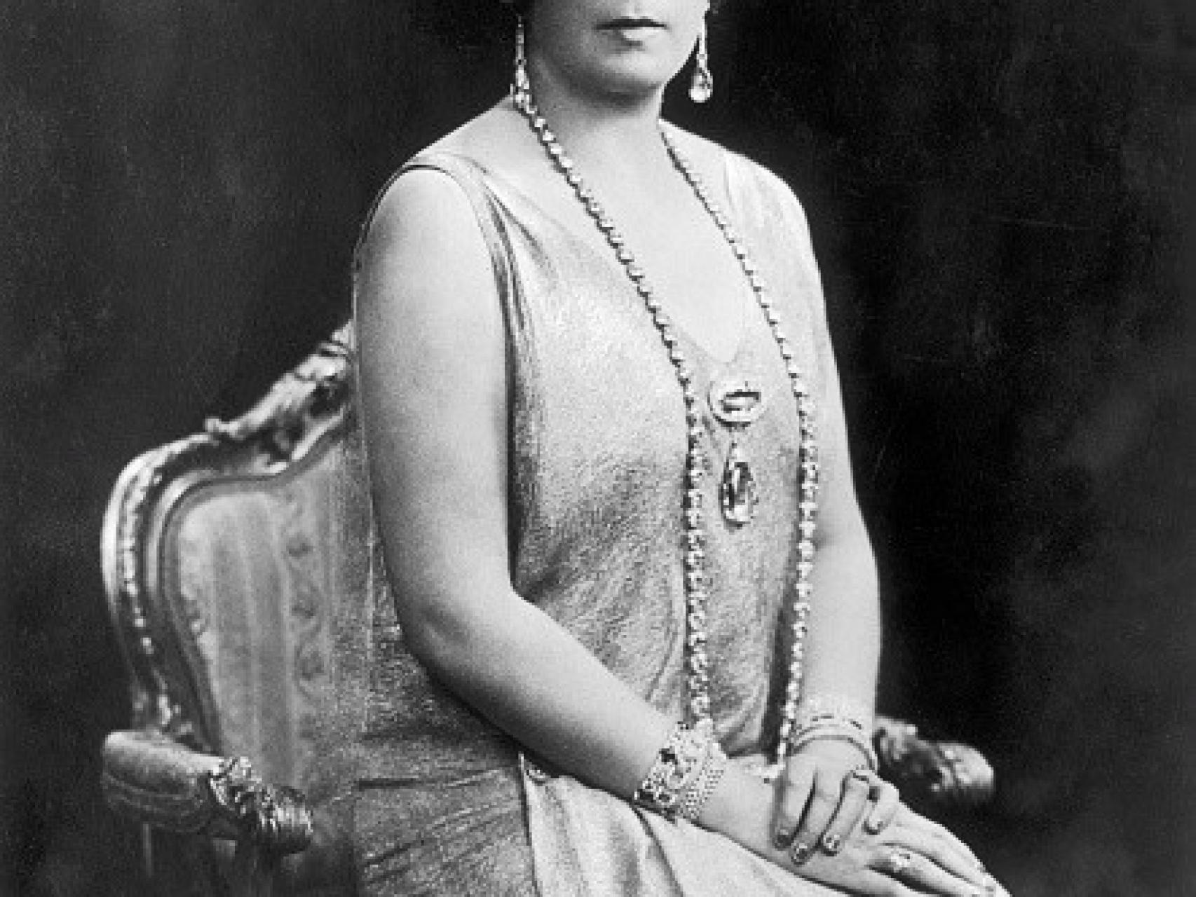 Reina Victoria Eugenia sentada mientras le hacen una fotografía