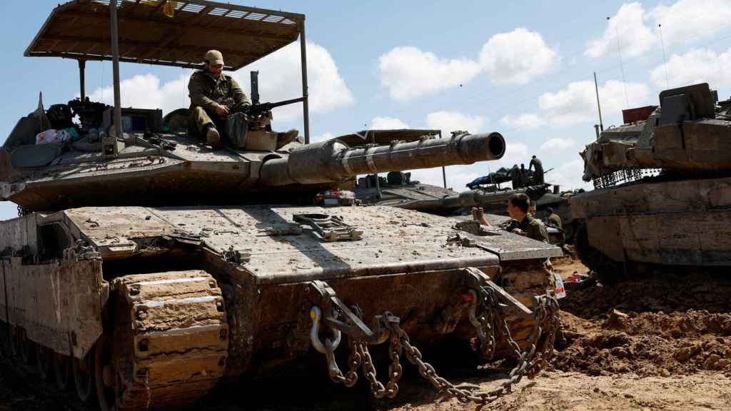 Un soldado israelí sobre un tanque en la Franja de Gaza.