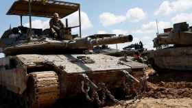 Un soldado israelí sobre un tanque en la Franja de Gaza.