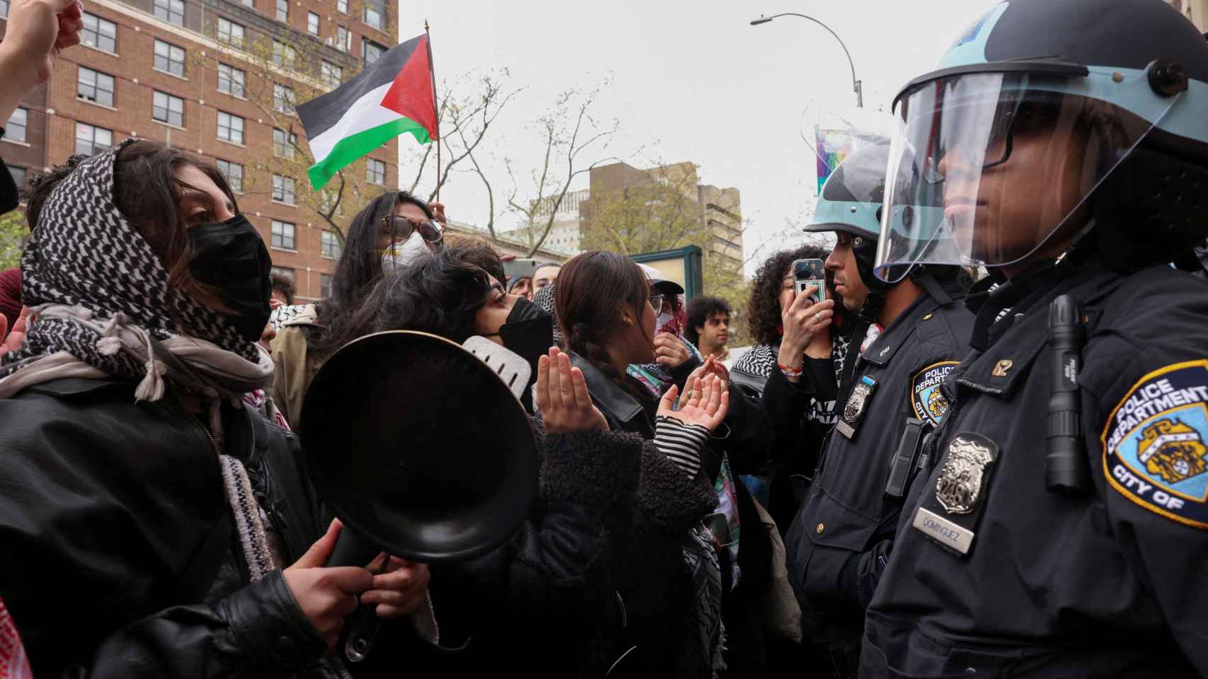 Manifestantes protestan en solidaridad con los organizadores propalestinos en el campus de la Universidad de Columbia.