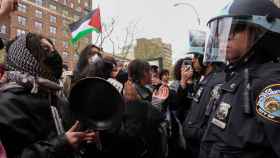Manifestantes antisemitas protestan contra Israel en la Universidad de Columbia.