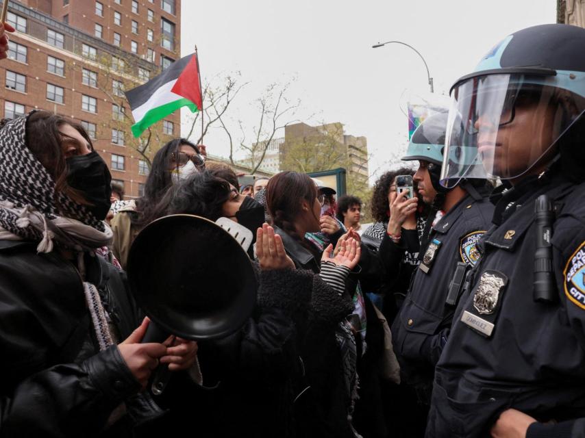 Manifestantes protestan en solidaridad con los organizadores propalestinos en el campus de la Universidad de Columbia.