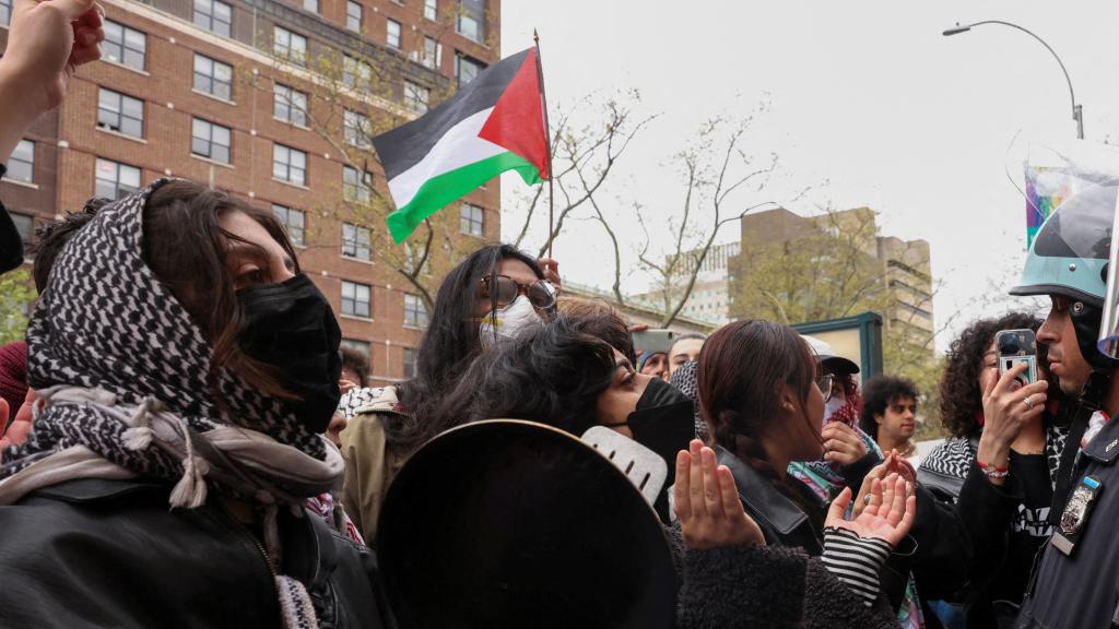 Manifestantes protestan en solidaridad con los organizadores propalestinos en el campus de la Universidad de Columbia.