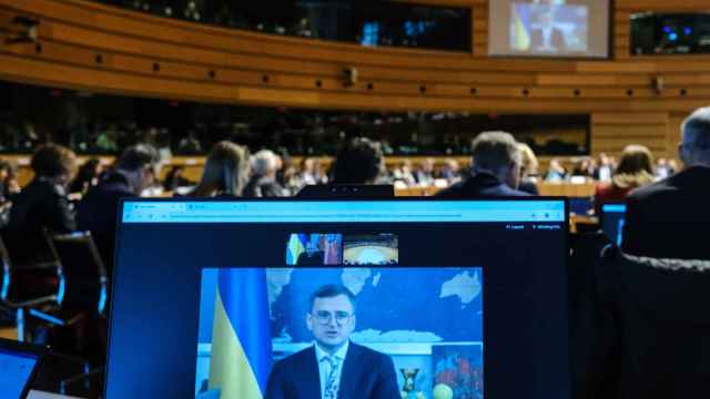 El ministro de Exteriores de Ucrania, Dmitro Kuleba, ha intervenido por videoconferencia este lunes ante el Consejo de Exteriores de la UE