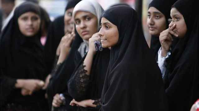Un grupo de mujeres jóvenes con el velo islámico en Irán.