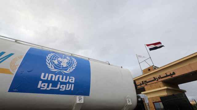 Un camión con ayuda humanitaria de la UNRWA en la frontera de Gaza y Egipto.