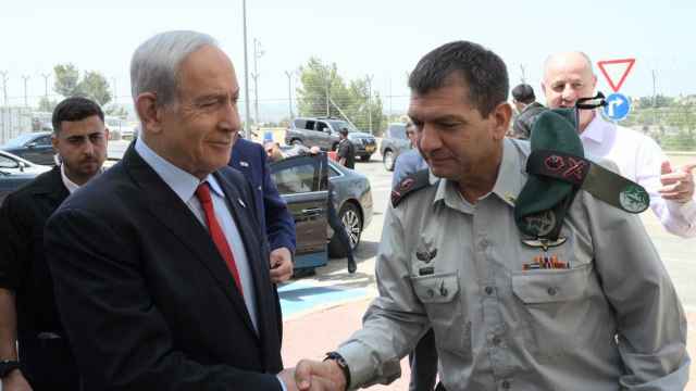 Netanyahu saluda a Haliva durante su visita a una Base de Inteligencia de las FDI en 2023.