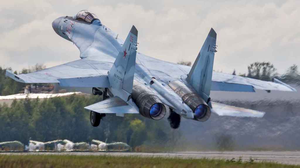 Su-35 de Rusia despegando