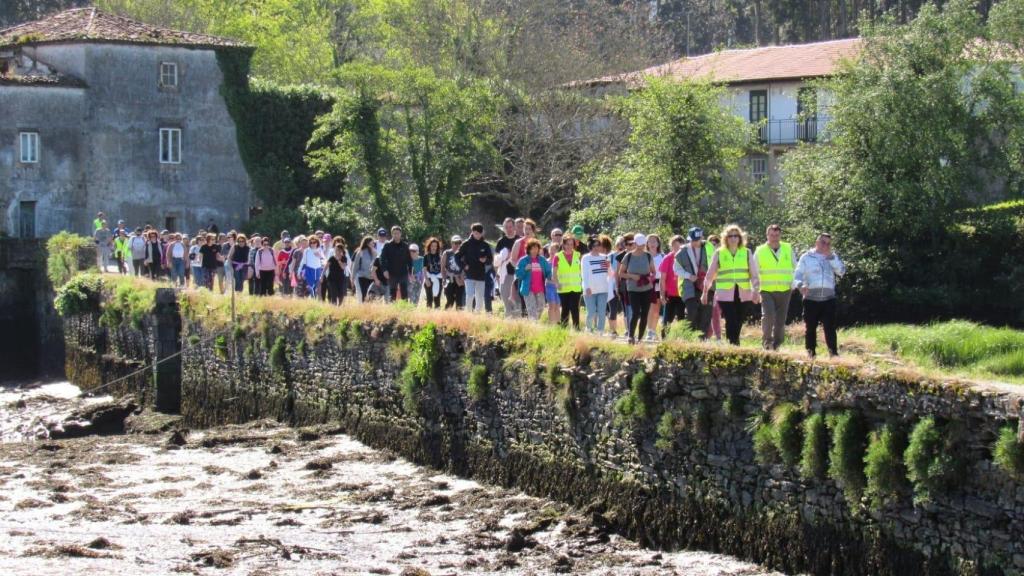 Más de 100 personas se sumaron este domingo a la ruta saludable entre Neda y Narón (A Coruña)