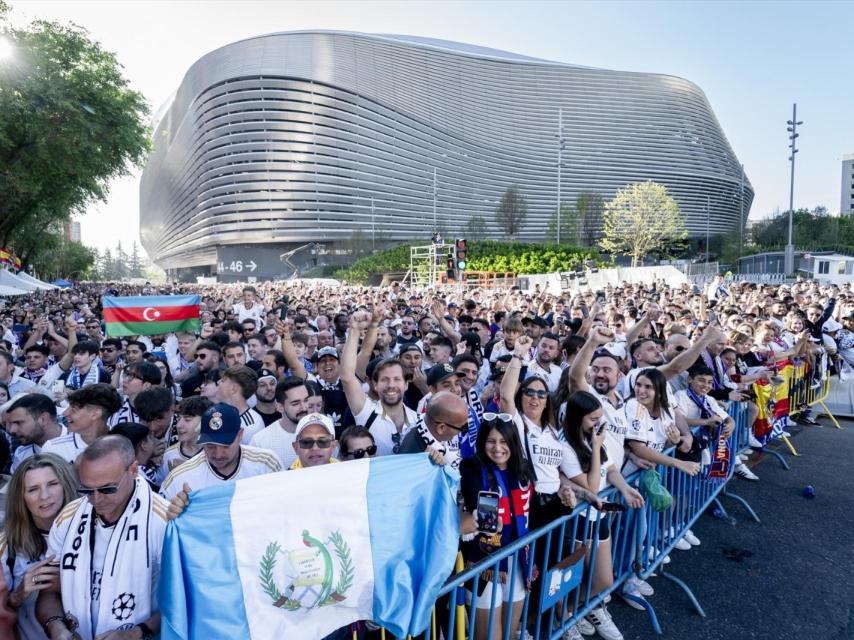 Aficionados del Real Madrid esperando al equipo blanco en la previa del Clásico.