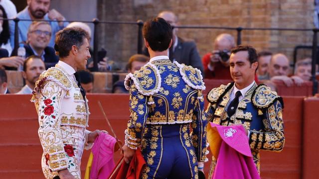 Esaú Fernández brindó su toro a sus compañeros de la tarde, Manuel Escribano y 'El Fandi'.