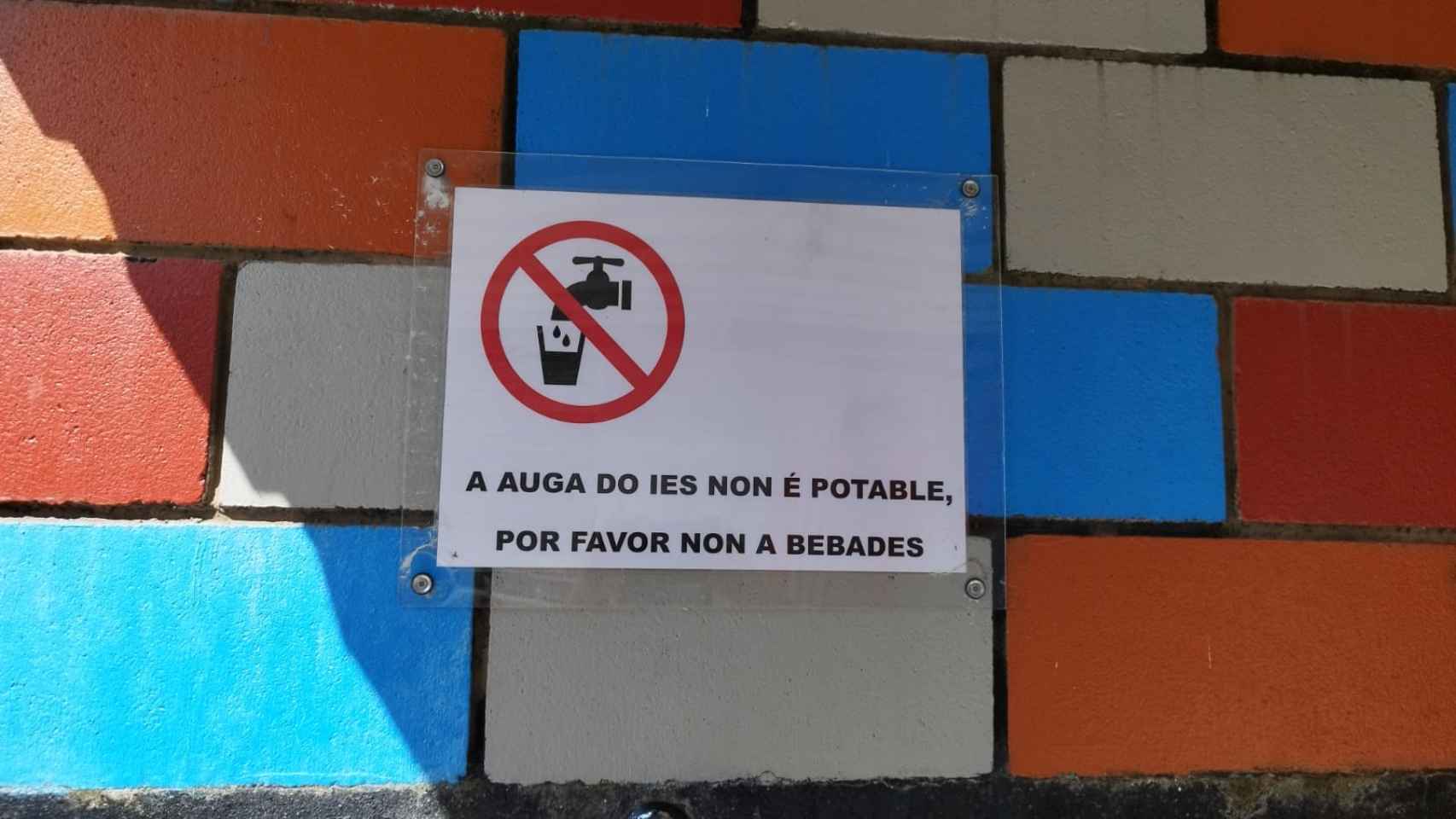 Cartel de agua no potable en el IES de Beade.