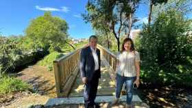 Instalación de los puentes de madera del paseo del Lagares, en Vigo.