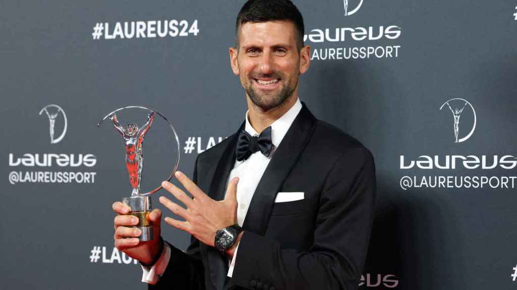 Djokovic posa el Premio Laureus al mejor deportista mundial de 2023.