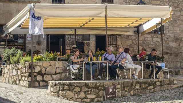 Un grupo de personas en la terraza de un bar en Trujillo, Extremadura.